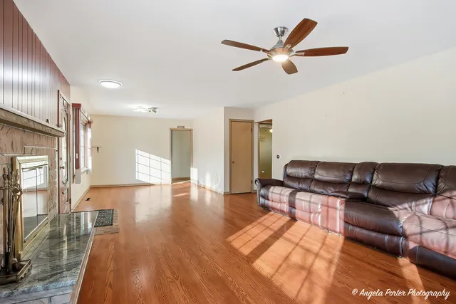 $450,000 | 1913 Rancho Lane, Des Plaines, IL 60016