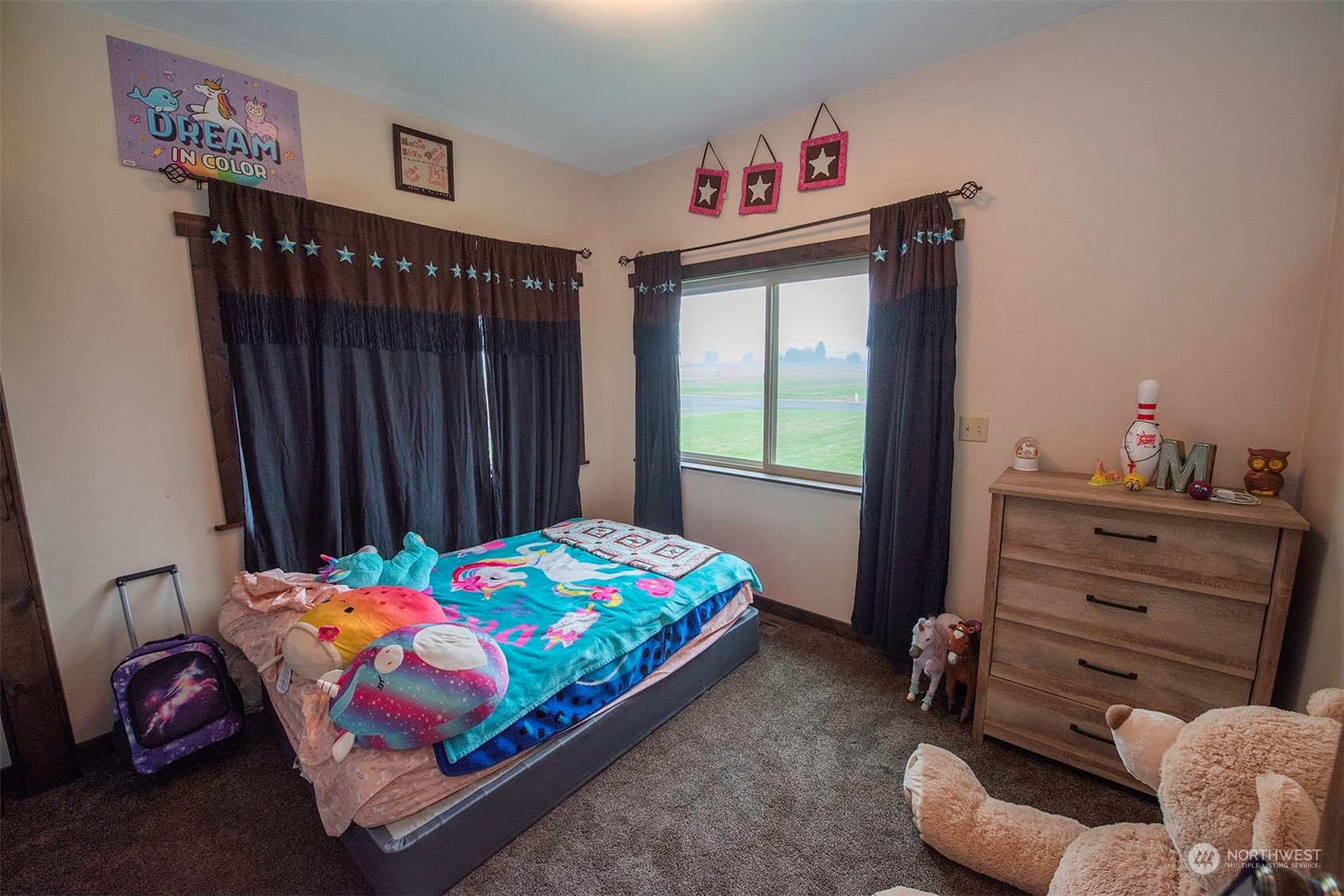 1666 Cummins Road Touchet, WA 99360 - Photo 12 of 35 a bedroom with a bed and a window