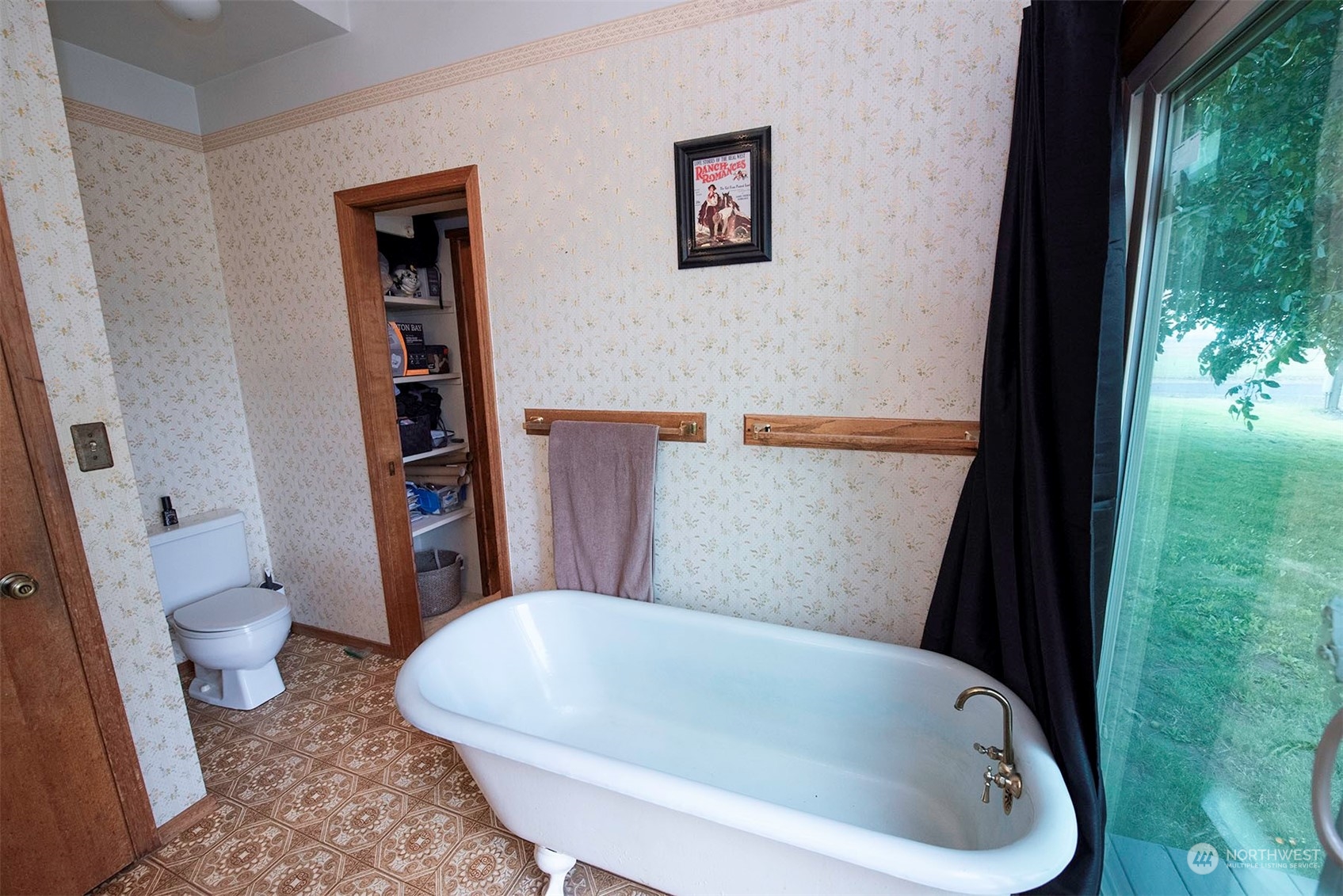 1666 Cummins Road Touchet, WA 99360 - Photo 15 of 35 a bathroom with a bathtub and toilet