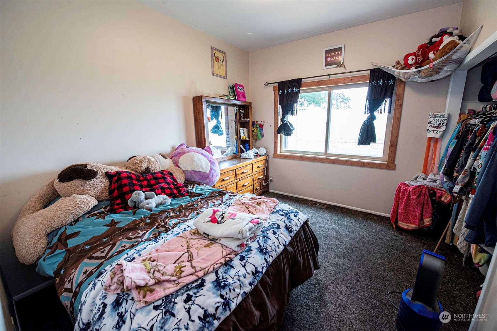 1666 Cummins Road Touchet, WA 99360 - Photo 17 of 35 a bedroom with bed and a window