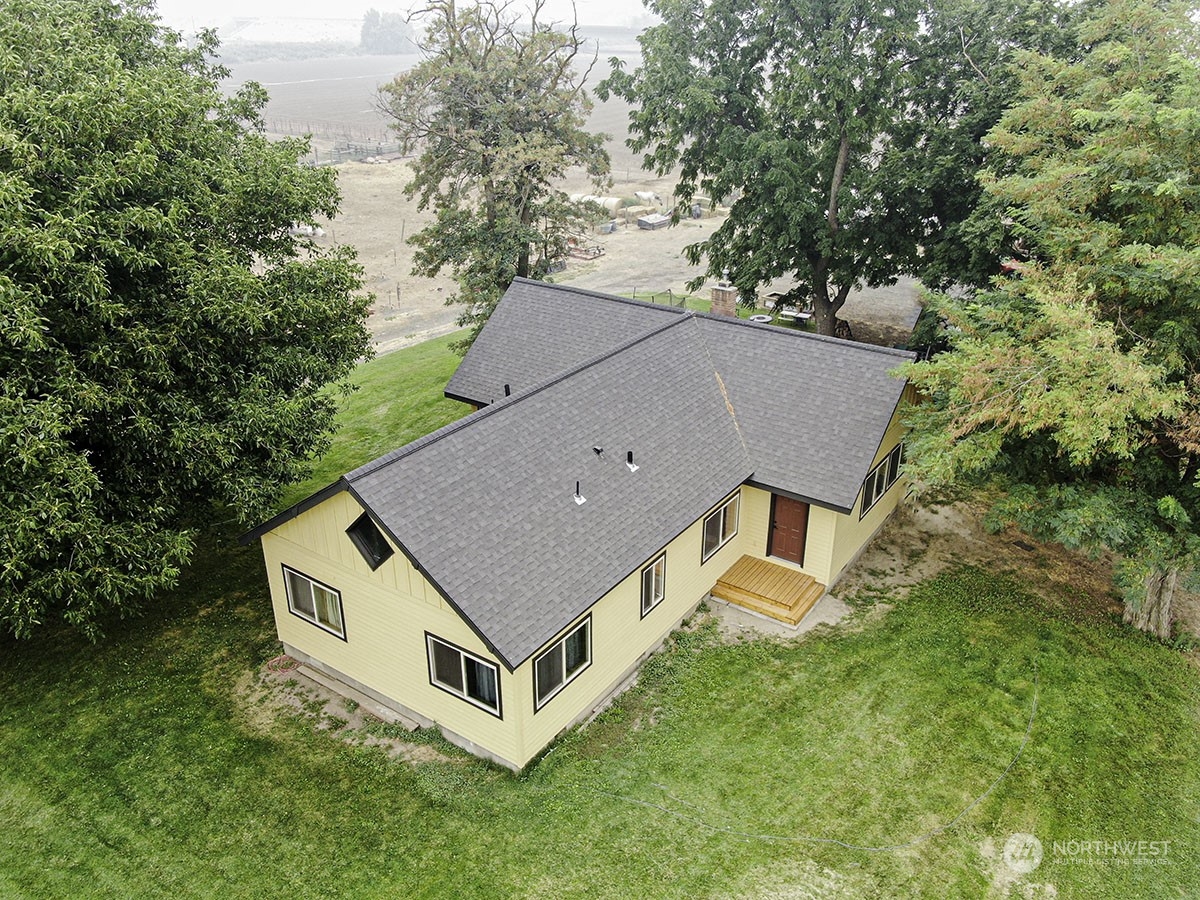 1666 Cummins Road Touchet, WA 99360 - Photo 33 of 35 an aerial view of a house with backyard