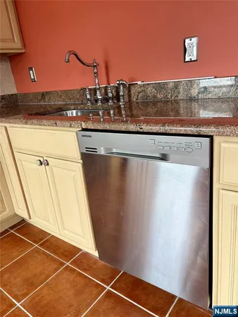 $2,500 | 266 Livingston Avenue, Lyndhurst, NJ 07071