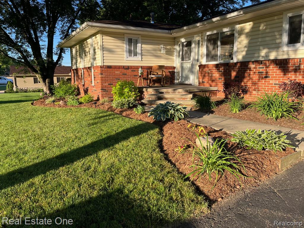 10846 Colony Pinckney, MI 48169 - Photo 16 of 58
