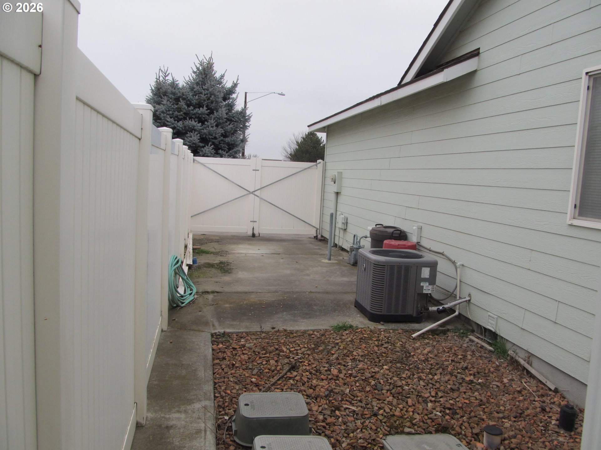 1144 East Main Street Hermiston, OR 97838 - Photo 13 of 27 Bathroom