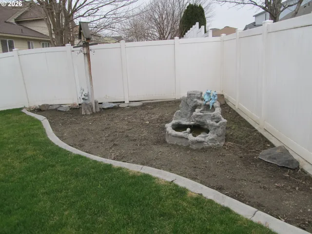 a view of a backyard