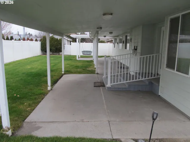 a view of a house with backyard and garden