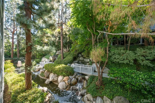 a view of yard with green space