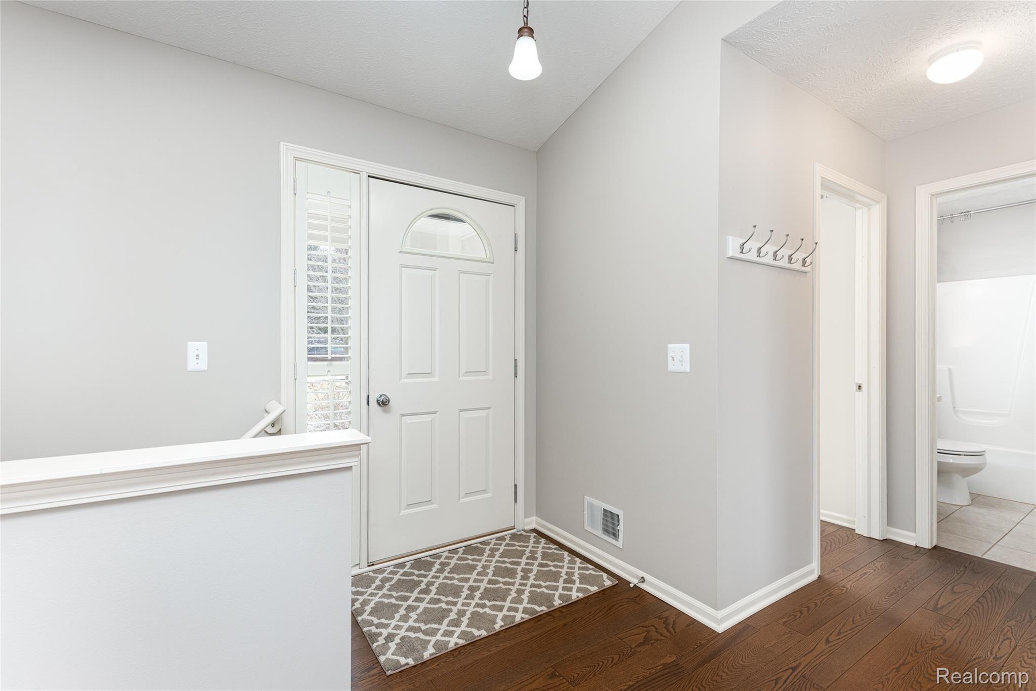 7Foyer-Entry Area16 Sedum Rd (14 of 43).jpg