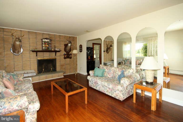 4036 Whitacre Road Fairfax, VA 22032 - Photo 14 of 17 Living Room
