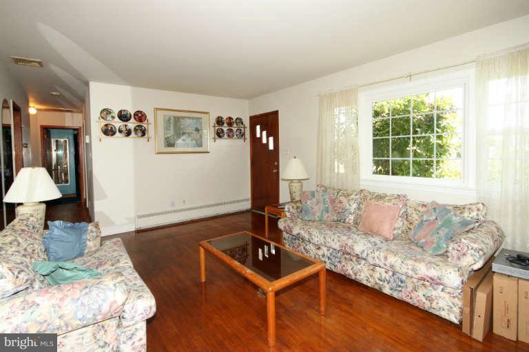 4036 Whitacre Road Fairfax, VA 22032 - Photo 15 of 17 Living Room
