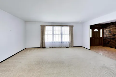$399,900 | 285 Loveland Drive, Glendale Heights, IL 60139