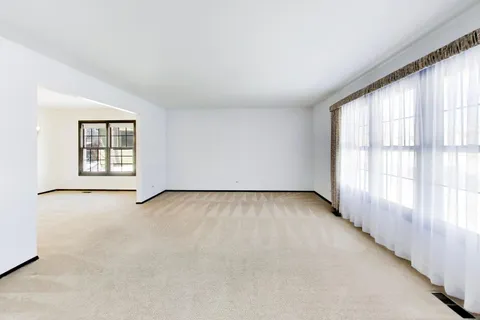 $399,900 | 285 Loveland Drive, Glendale Heights, IL 60139