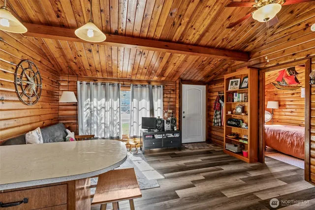 a view of livingroom with furniture
