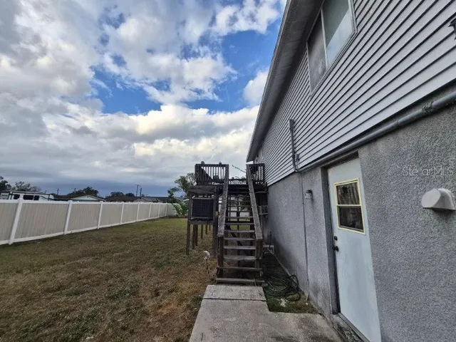 a view of a backyard