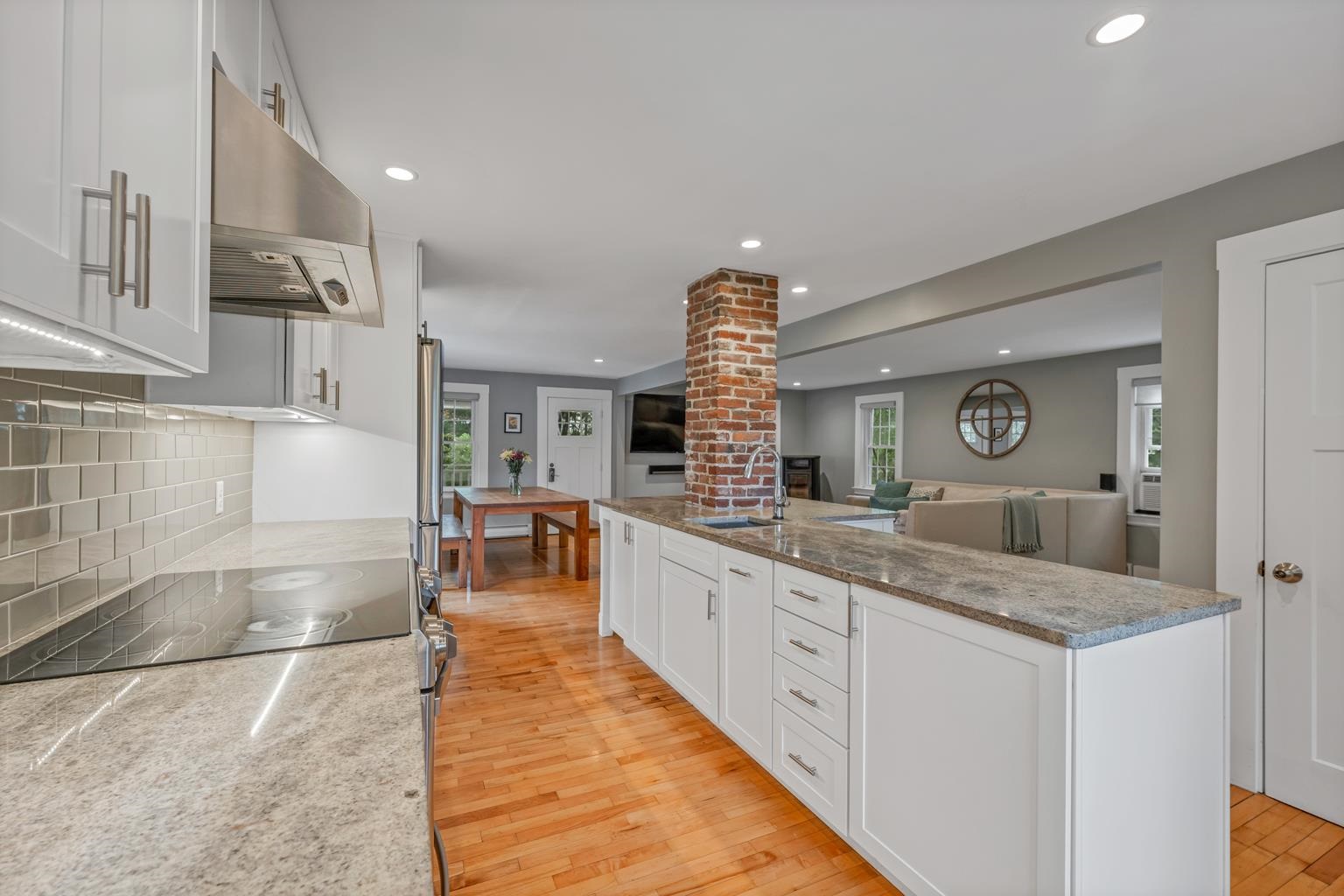 98 Old Post Road Kittery, ME 03904 - Photo 3 of 34