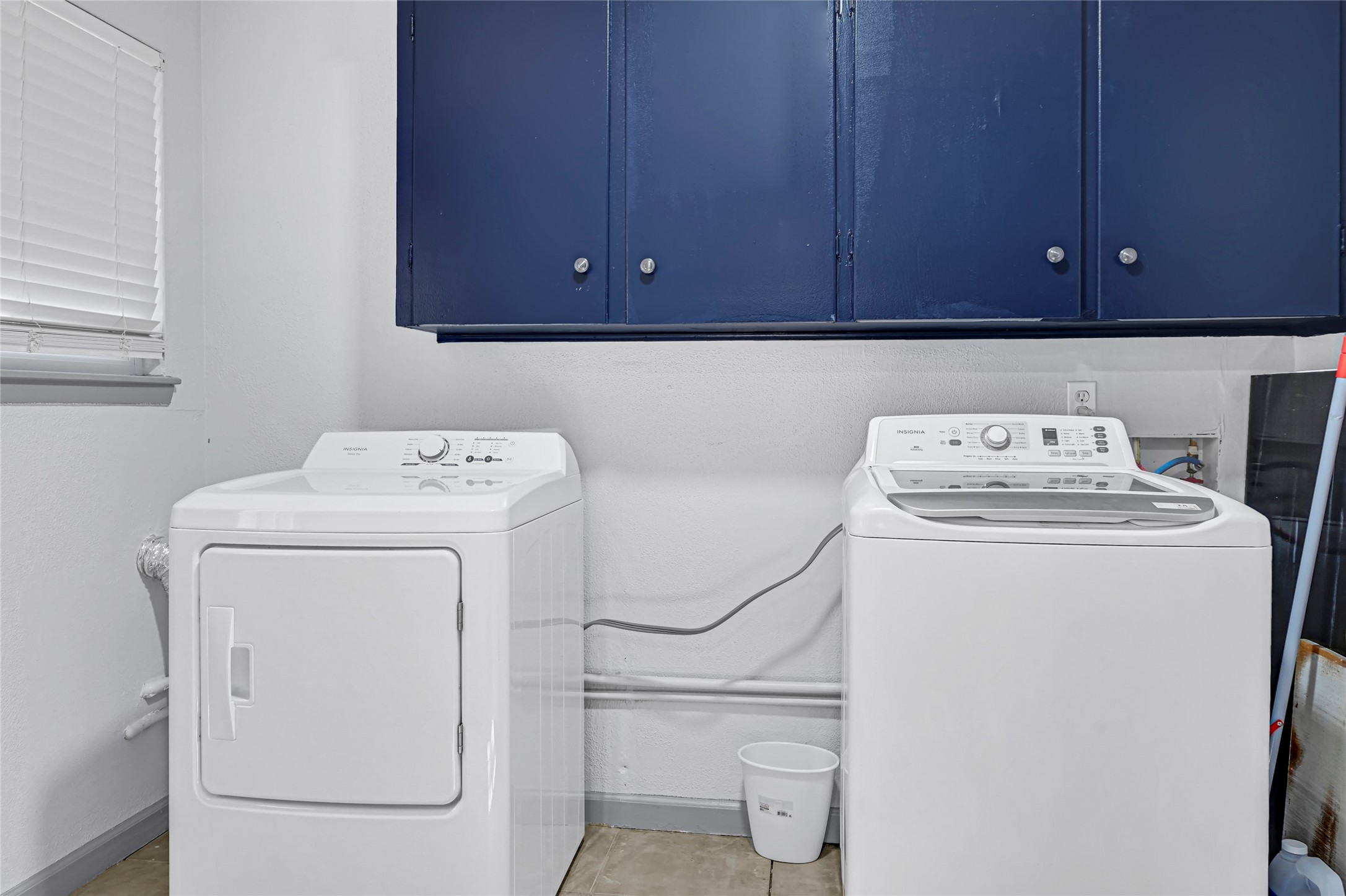 1806 Clayton Drive Baytown, TX 77520 - Photo 20 of 40 a utility room with dryer and washer
