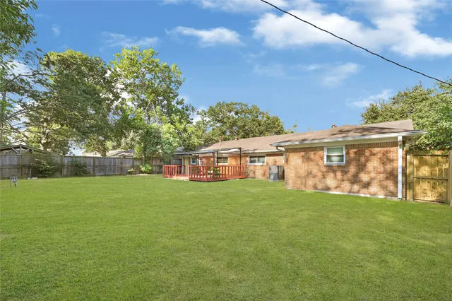 a view of a yard in front of a house