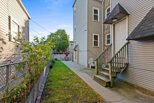 $1,700 | 2520 West Belle Plaine Avenue, Unit 2, Chicago, IL 60618