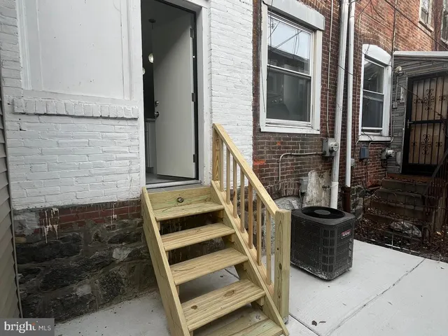 a view of an entryway of the house