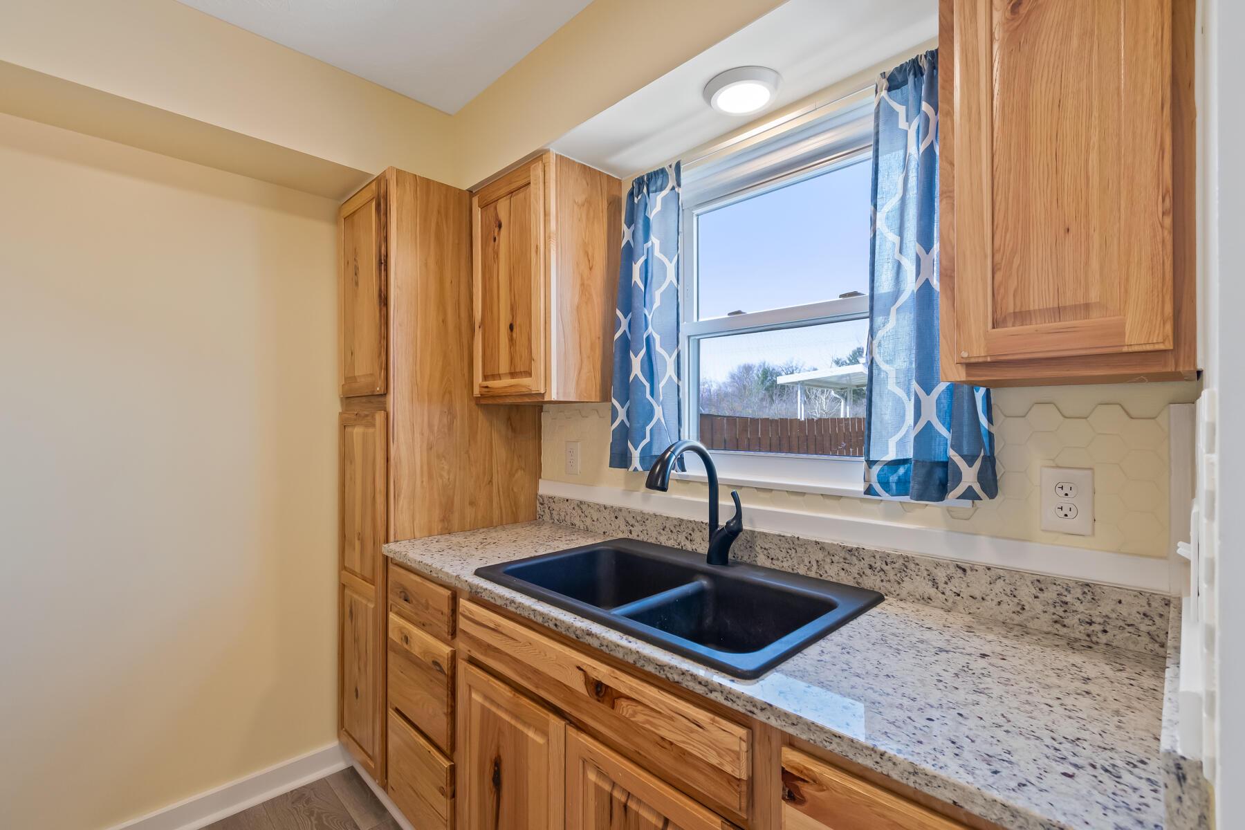 559 Harding Lane Delaware, OH 43015 - Photo 12 of 38 Kitchen