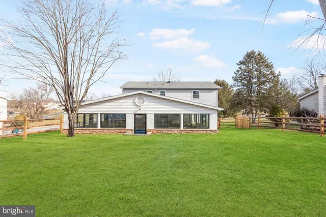 a view of a yard with a house