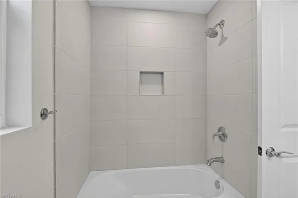 $3,200 | 286 Indies Drive East, Unit 101, Naples, FL 34114