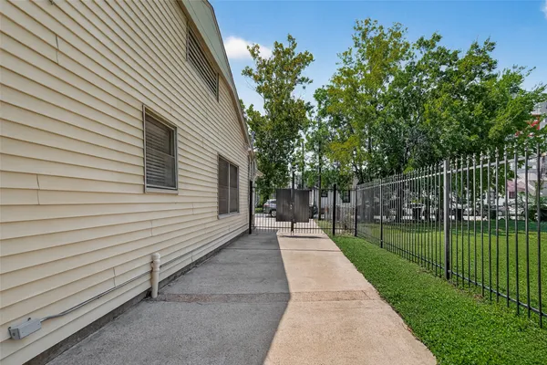 $1,900 | 3817 Anita Street, Houston, TX 77004