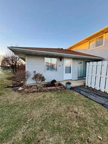 $1,995 | 2347 Carnation Drive, Unit 2347, Crest Hill, IL 60403