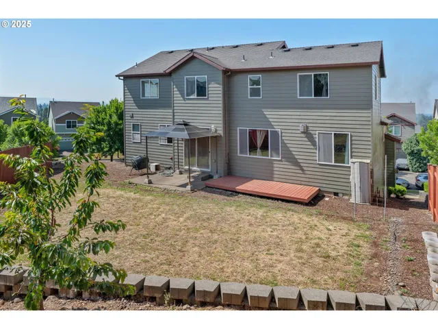 a view of a house with backyard