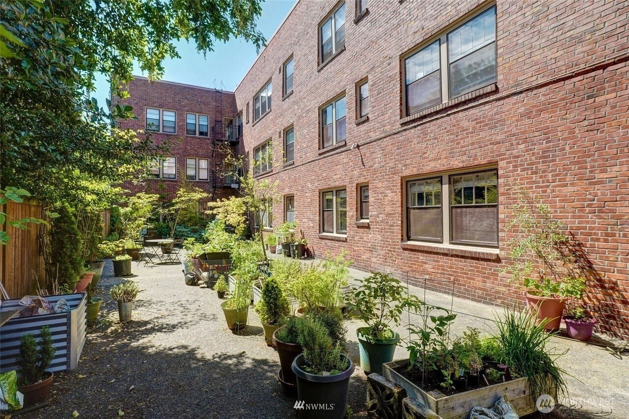 1605 East Olive Street, Unit 307 Seattle, WA 98122 - Photo 15 of 21 a backyard of a house with lots of green space
