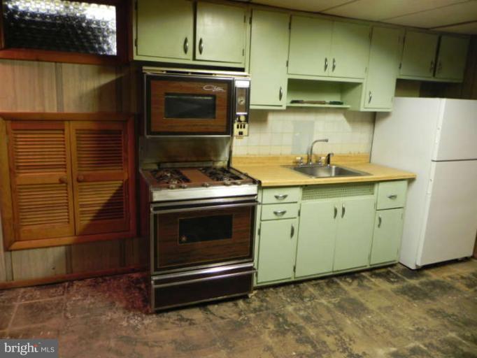 8610 McDaniel Road Baltimore, MD 21237 - Photo 18 of 29 Basement Kitchenette