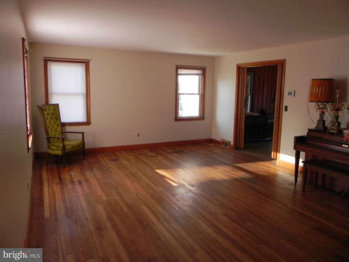 8610 McDaniel Road Baltimore, MD 21237 - Photo 6 of 29 Living/Dining Room