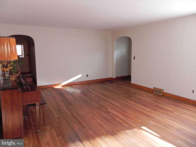 8610 McDaniel Road Baltimore, MD 21237 - Photo 7 of 29 Living/Dining Room