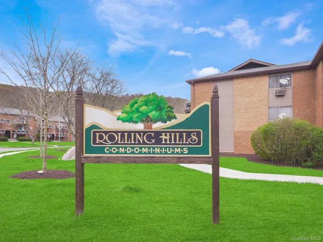 a sign that is sitting on the grass of a house