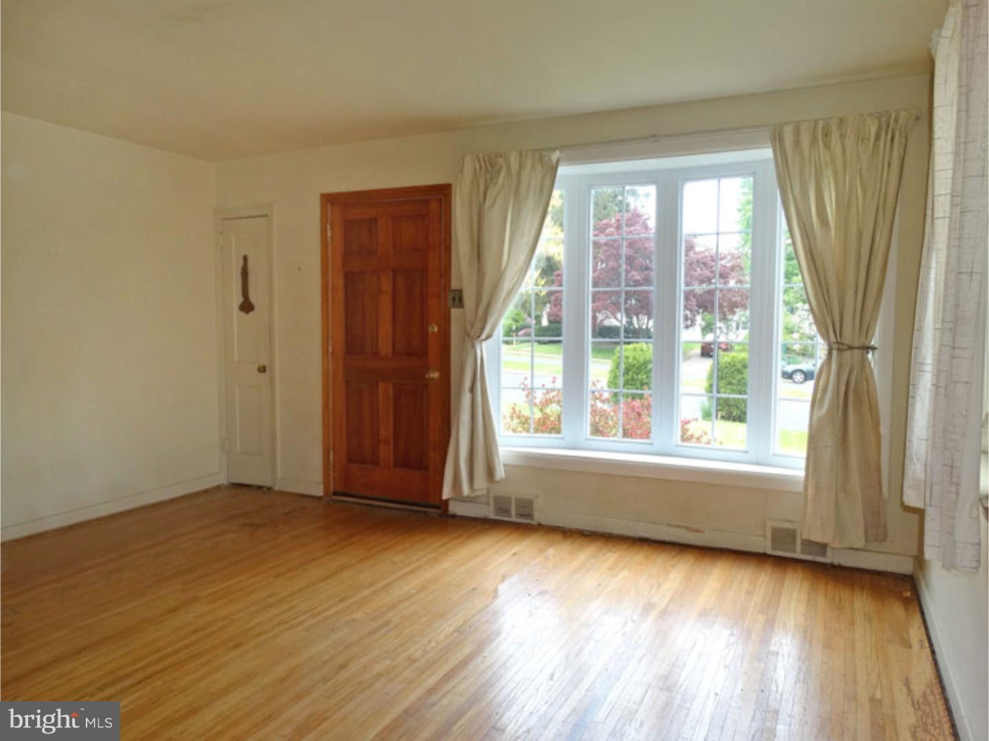 853 East Cathedral Road Philadelphia, PA 19128 - Photo 4 of 19 Living Room