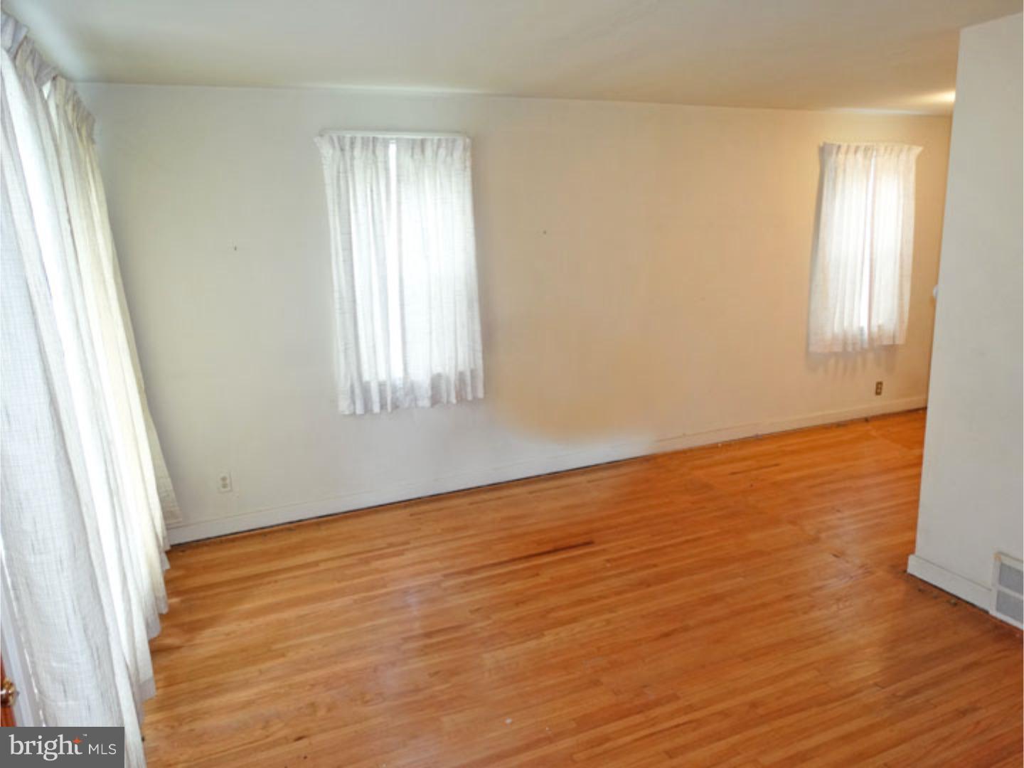853 East Cathedral Road Philadelphia, PA 19128 - Photo 5 of 19 Living Room