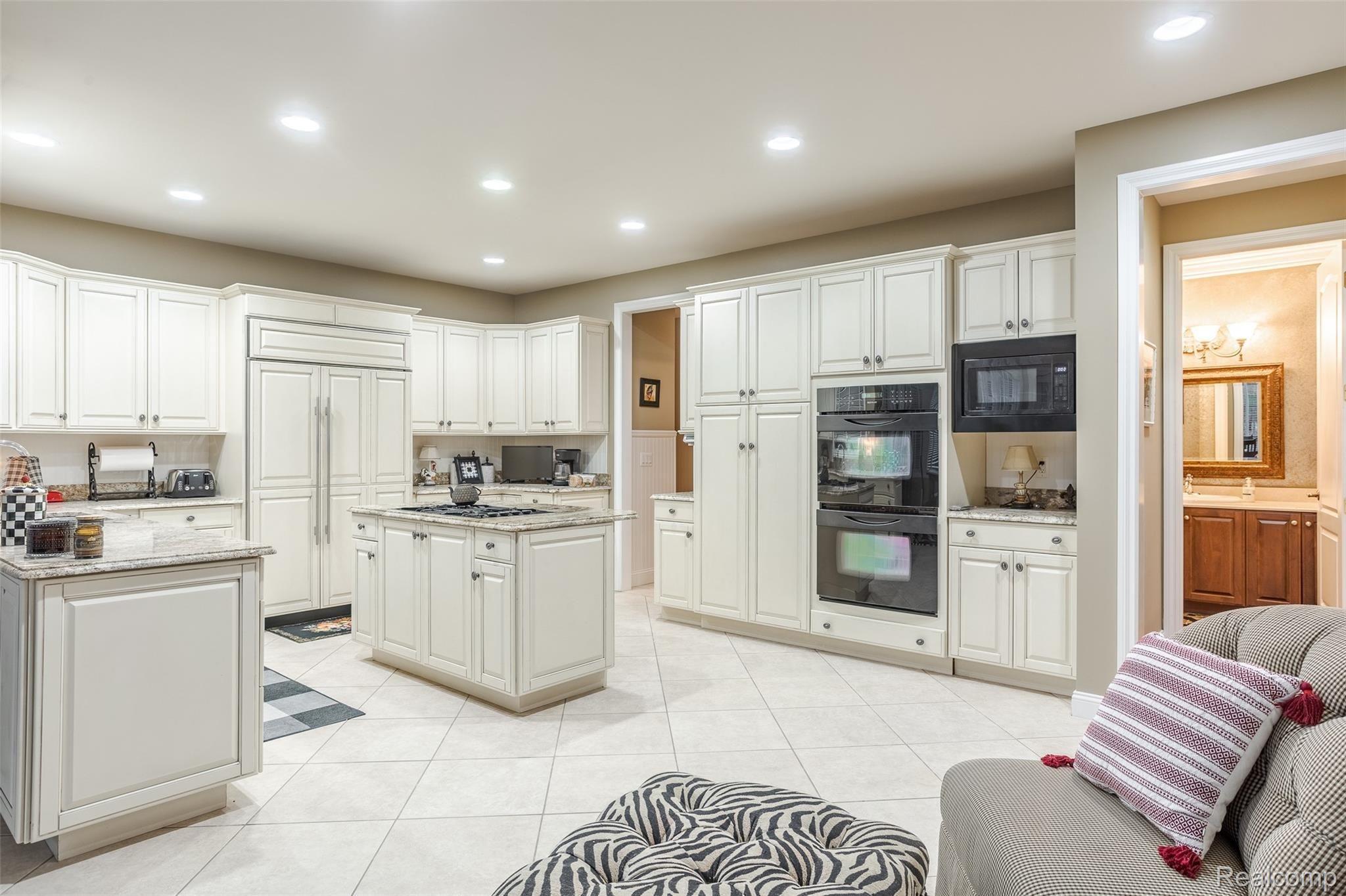 701 Wellington Circle Rochester, MI 48309 - Photo 23 of 54 Kitchen.jpg