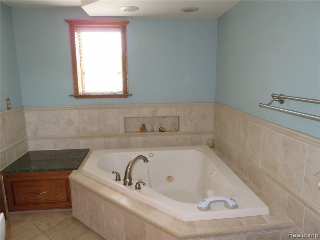 8705 Tindall Road Davisburg, MI 48350 - Photo 27 of 68 masterBath (8).JPG