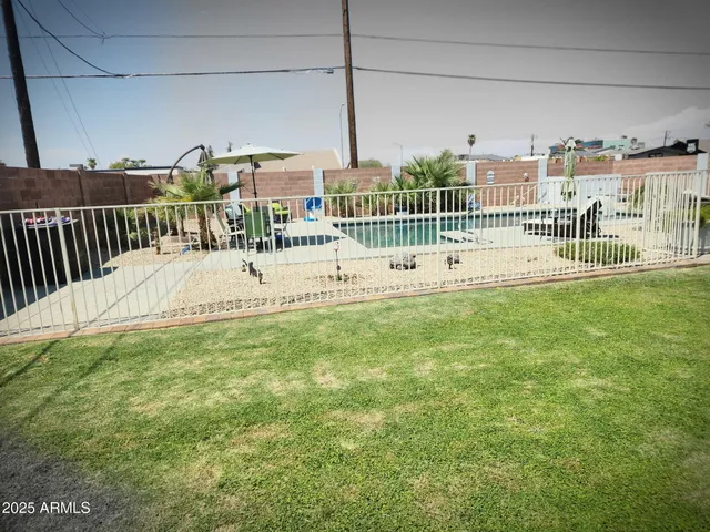 a view of a backyard with seating area