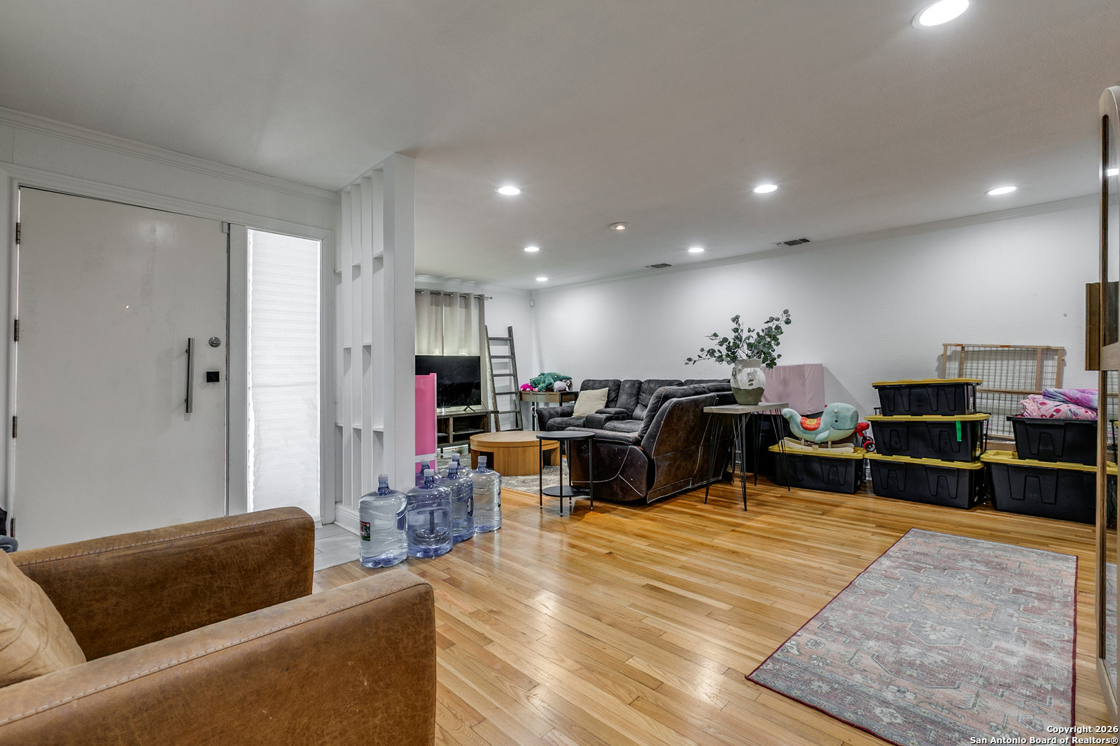 825 Garraty Road Terrell Hills, TX 78209 - Photo 6 of 25 a living room with furniture a flat screen tv and kitchen view