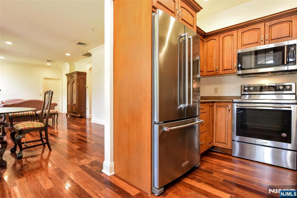 4201 Rio Vista Drive, Unit 4201 Mahwah, NJ 07430 - Photo 11 of 34 a kitchen with stainless steel appliances a stove a microwave and a refrigerator
