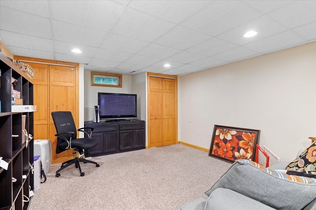 94 Stallion Hill Road Sturbridge, MA 01518 - Photo 31 of 42 a workspace with furniture and a window