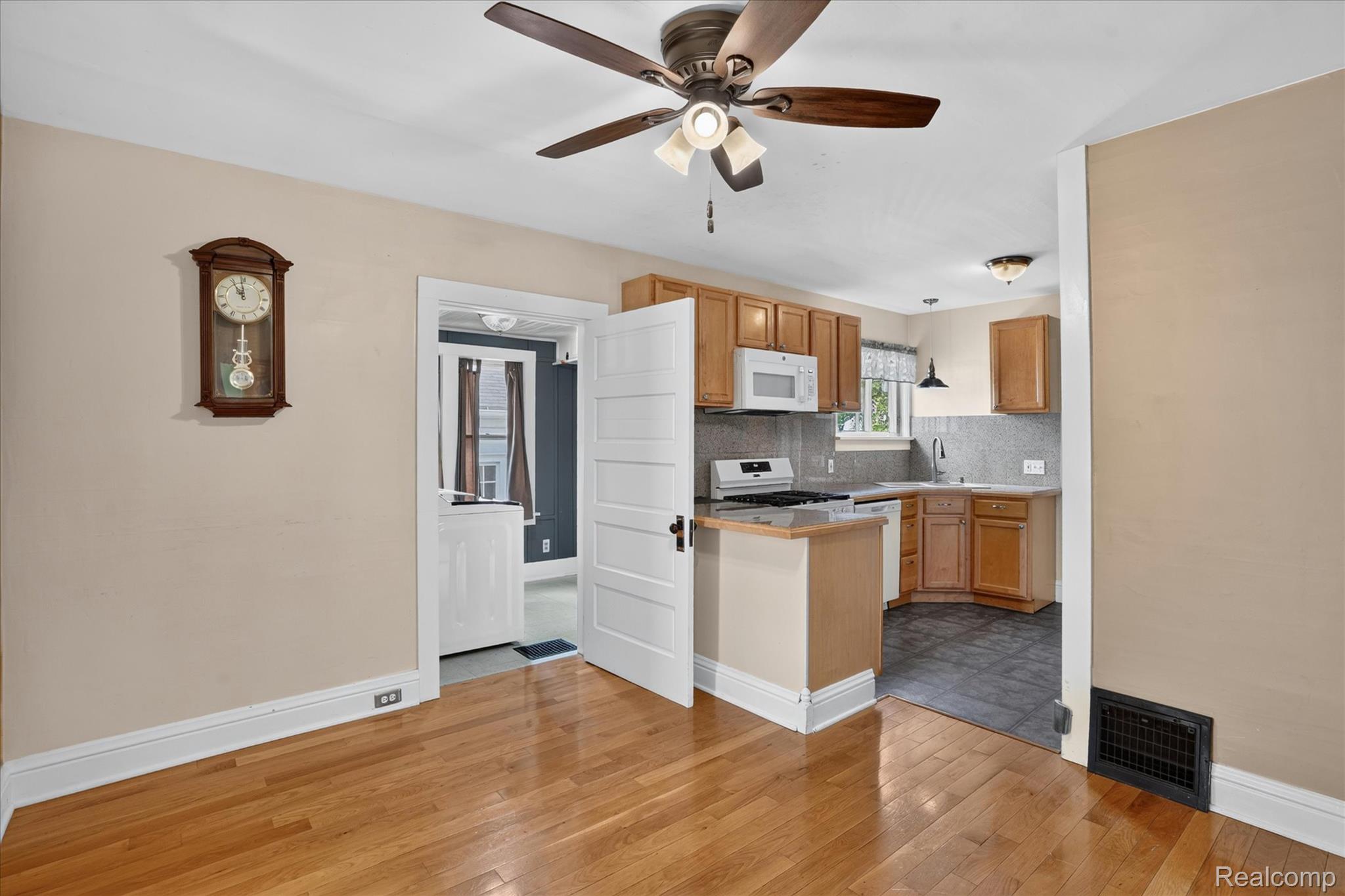 410 South Center Street Howell, MI 48843 - Photo 9 of 47 14-410-S-Center-St-Howell-MI-48843-WindowStill.jpg