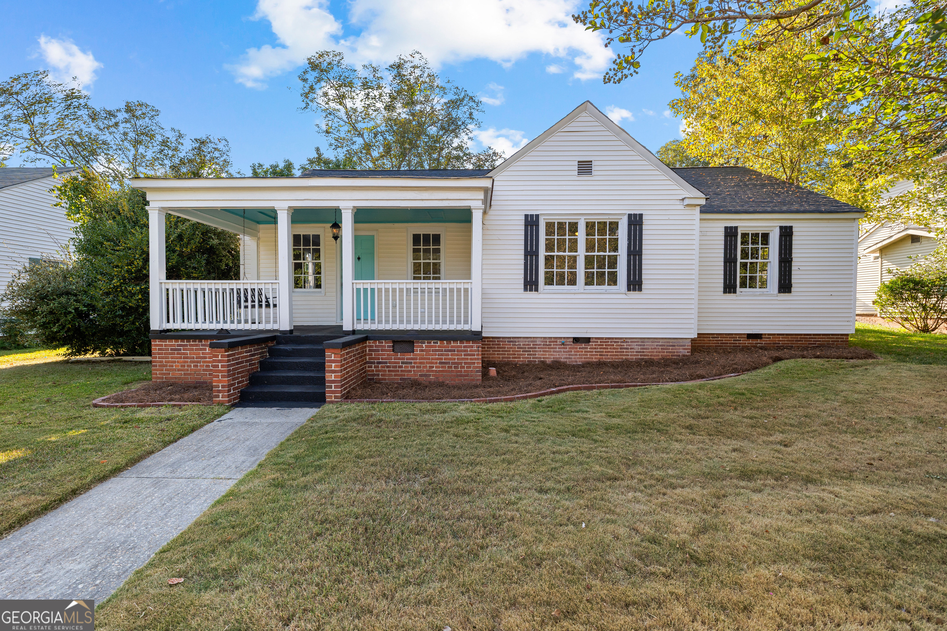 a view of house with a garden