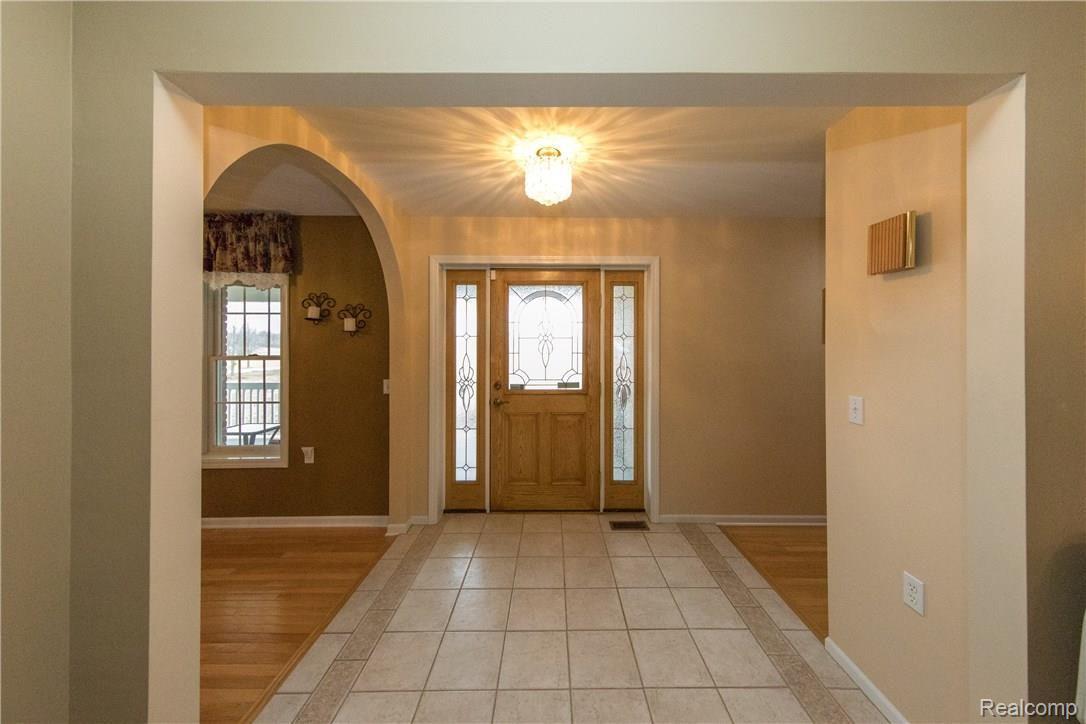 4352 North Oak Road Davison, MI 48423 - Photo 18 of 70 Entry2.jpg