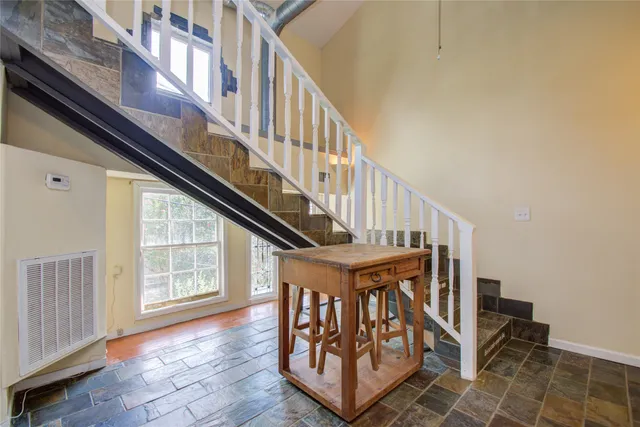 a view of entryway with an front door
