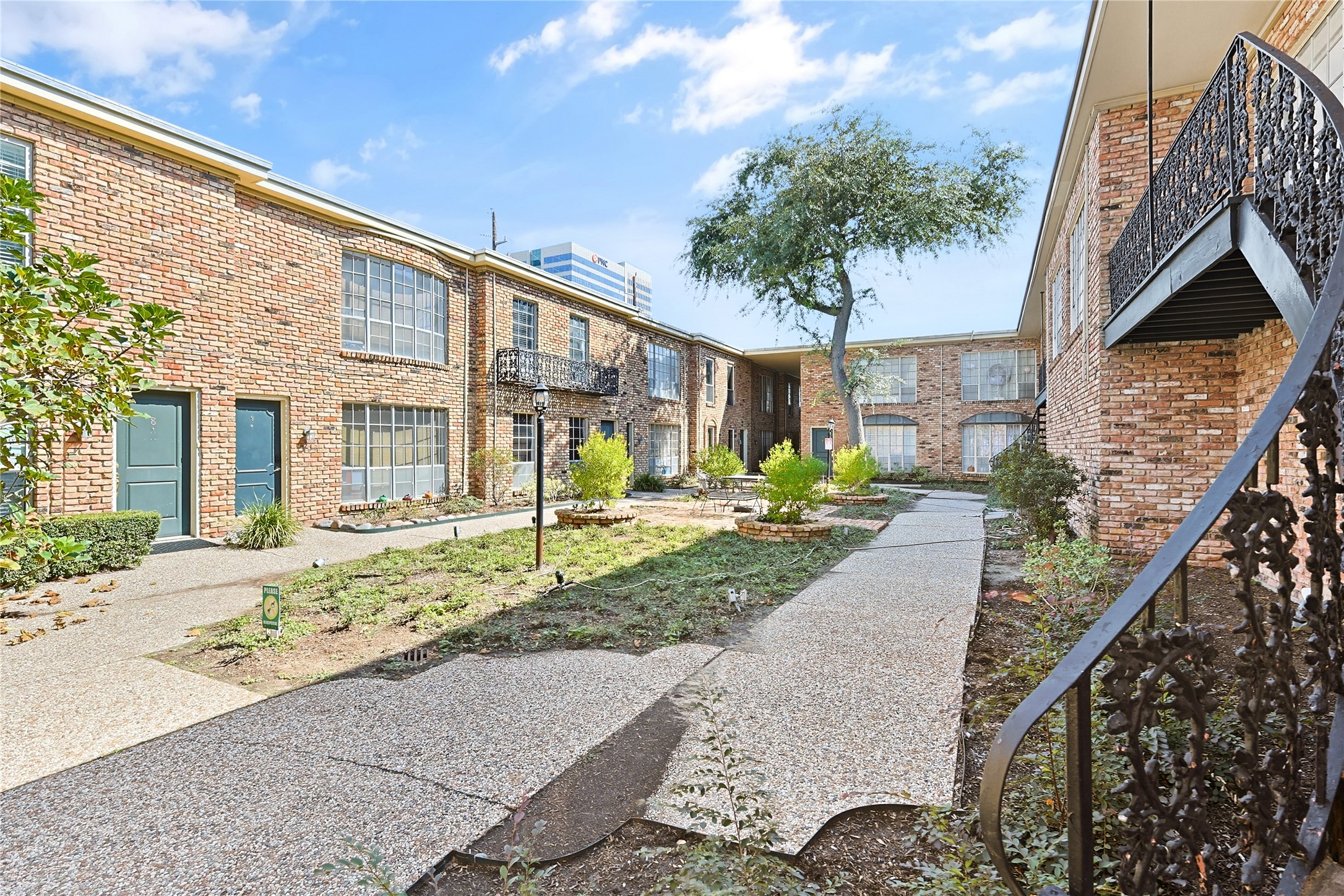 2503 McCue Road, Unit 10 Houston, TX 77056 - Photo 17 of 20 Another view of Courtyard