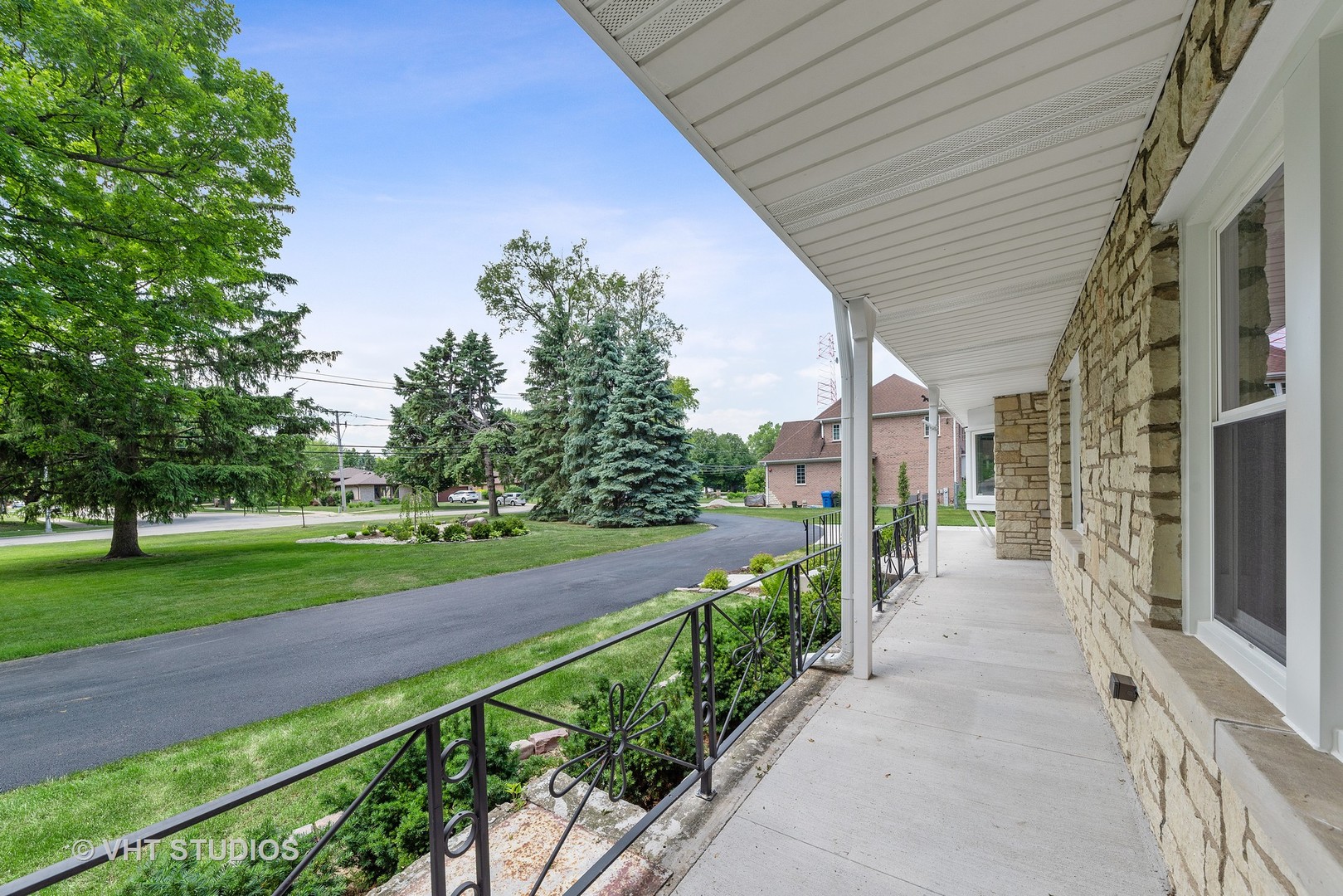 307 North Westgate Road Mount Prospect, IL 60056 - Photo 16 of 17 a view of a garden with a pathway