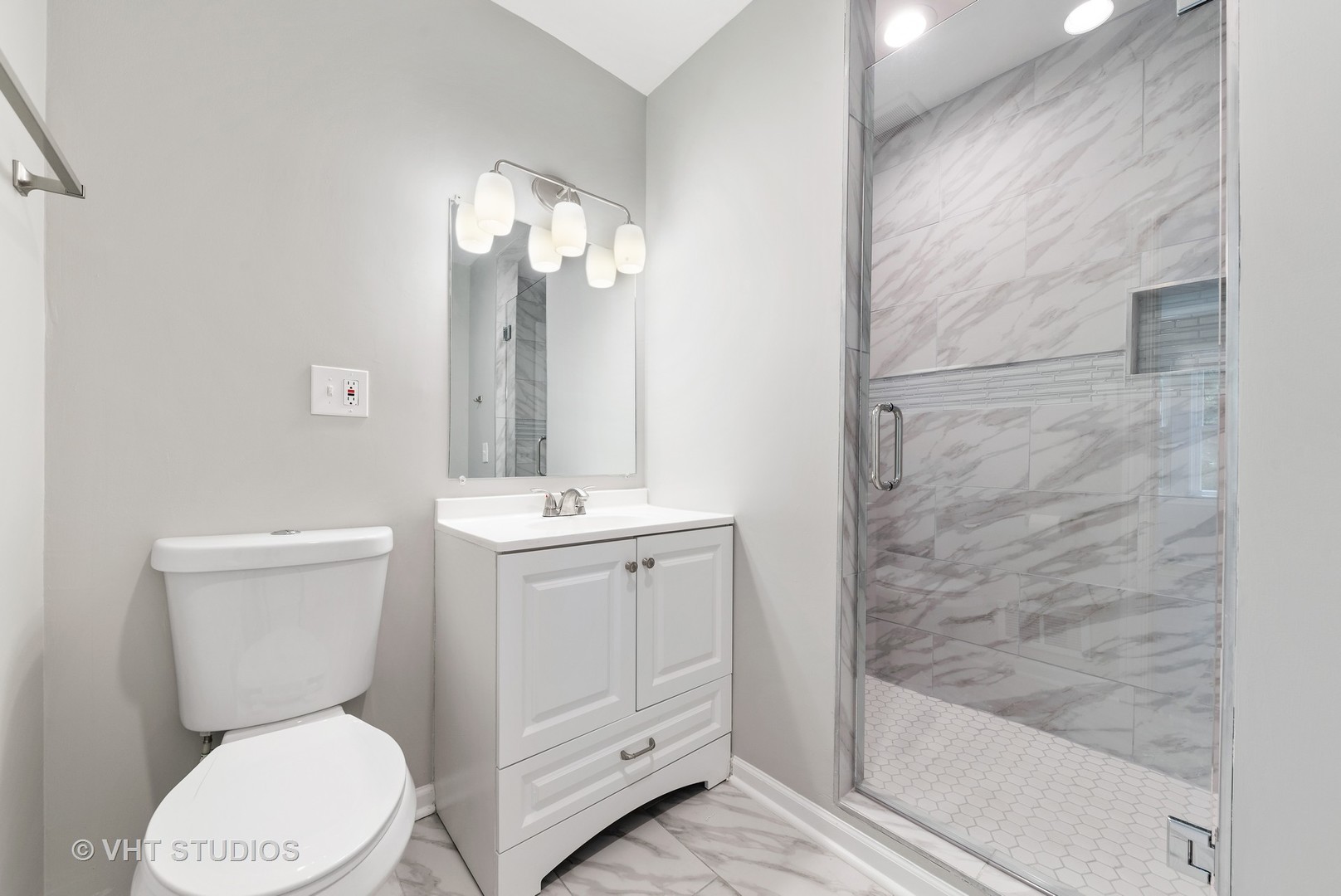307 North Westgate Road Mount Prospect, IL 60056 - Photo 5 of 17 a bathroom with a toilet a sink and mirror