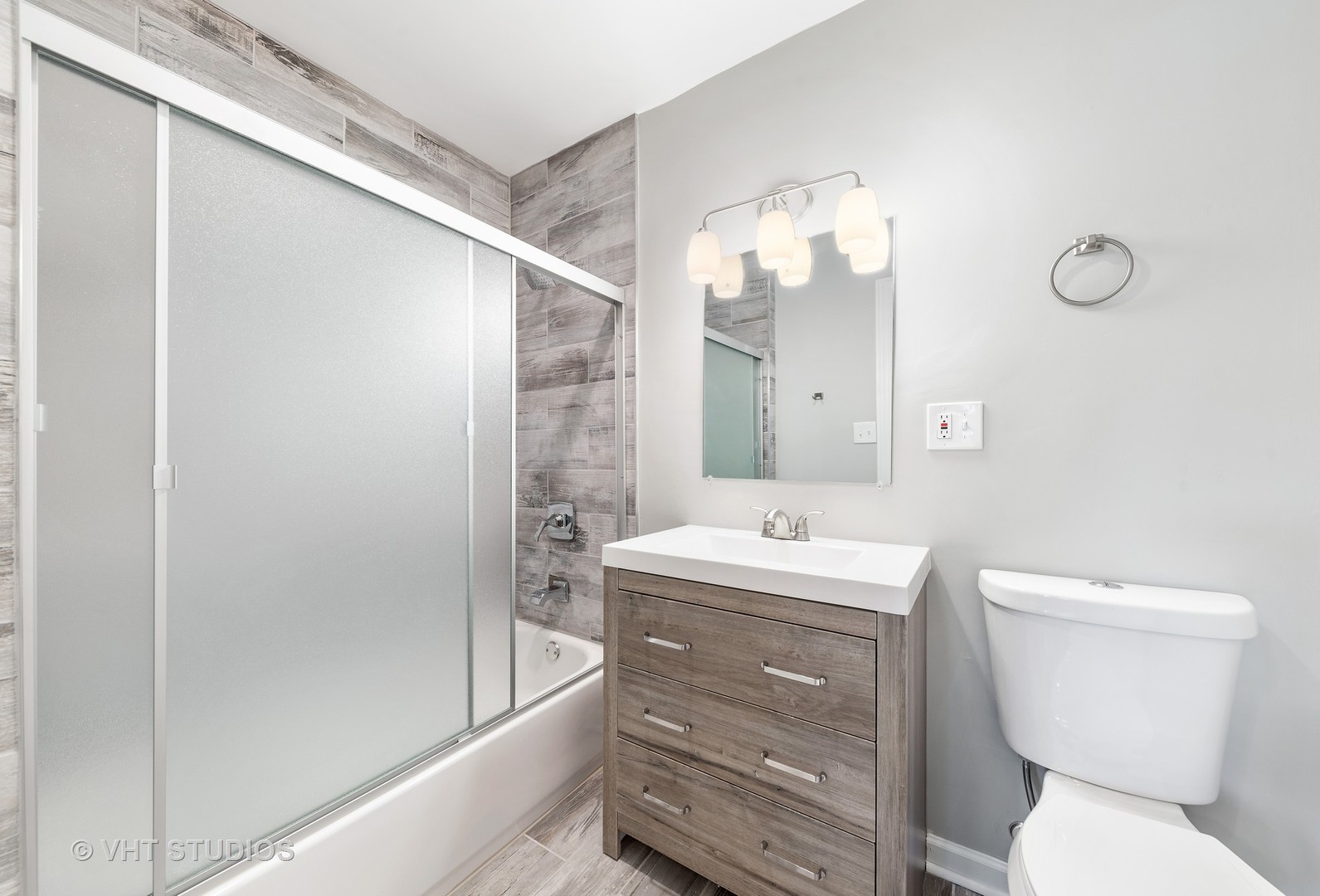 307 North Westgate Road Mount Prospect, IL 60056 - Photo 6 of 17 a bathroom with a double vanity sink mirror and toilet